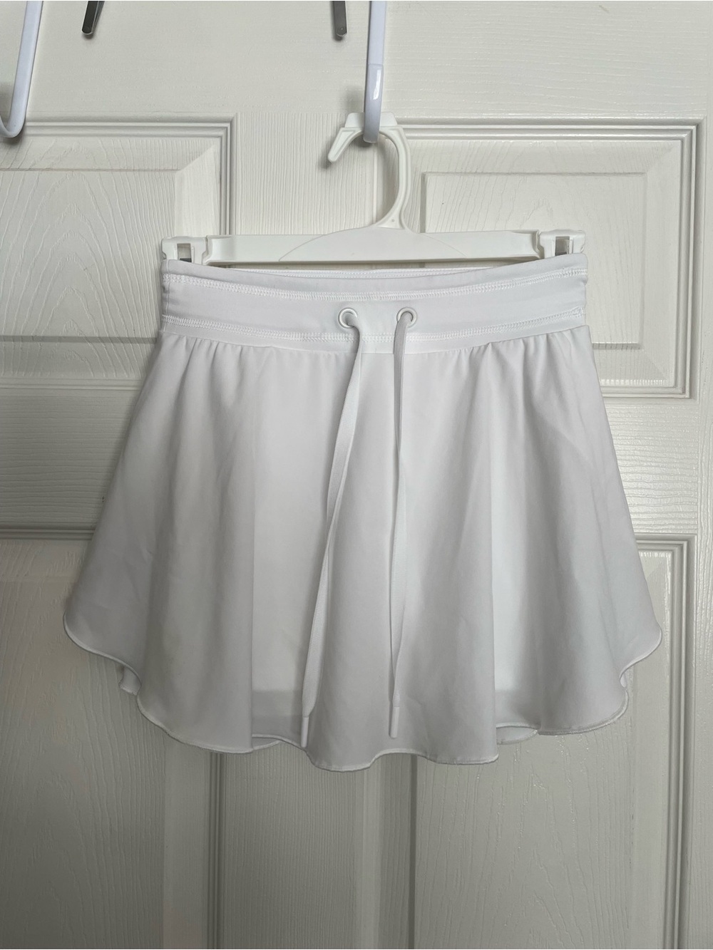 SO Juniors XS White Flowy Tennis Skirt with Drawstring Waist